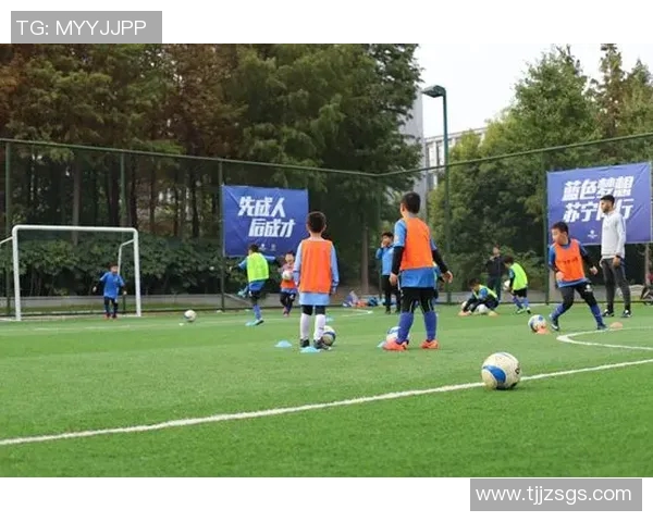 小球童意外邂逅足球明星梦想成真的温馨瞬间 小球童意外邂逅足球明星梦想成真的温馨瞬间