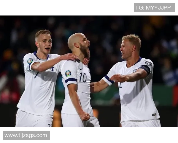 足球明星家庭的荣耀与挑战:他们的生活与梦想交织的故事 足球明星家庭的荣耀与挑战:他们的生活与梦想交织的故事